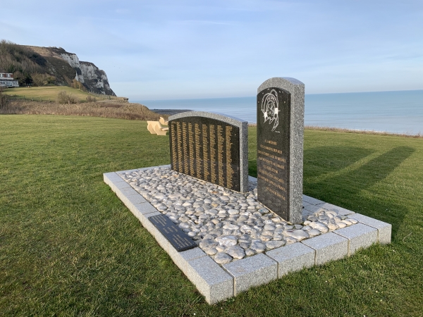 Stèle en mémoire des 420 marins disparus lors du torpillage du Meknès par une vedette allemande en 1940.