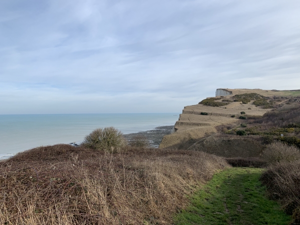 Regard arrière sur le GR 21. Nous allons quitter les falaises du bord de mer pour rejoindre Belleville-sur-Mer.