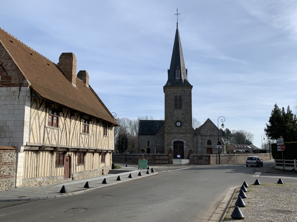 Nous sommes revenus à St-Martin-en-Campagne devant son église Saint-Martin.