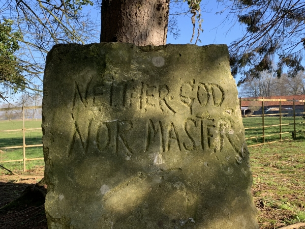Pierre gravée à l'entrée du château de Montigny : ni dieu ni maître... un châtelain libertaire ?