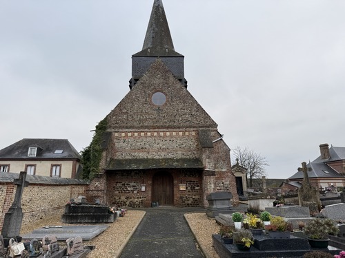 Je pars du parking de l'église Saint-Martin-et-Saint-Aubin et prends la direction du nord dans l'impasse de l'école.