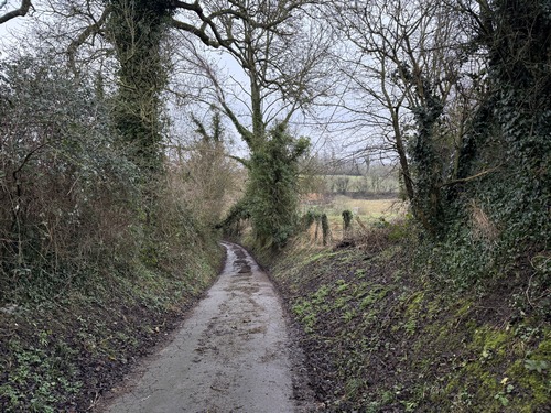 L'impasse de l'école se prolonge en chemin.