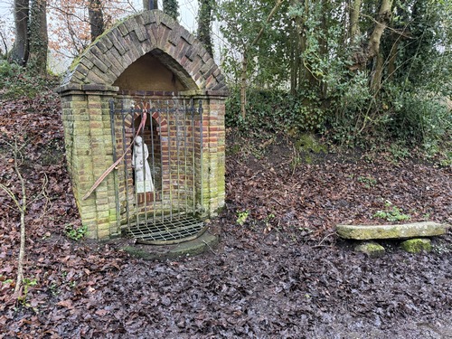Dans le vallon se trouve une ancienne fontaine et un oratoire dédié à Sainte-Anne. La source était autrefois un lieu de pèlerinage, réputé pour la guérison des maux des yeux.