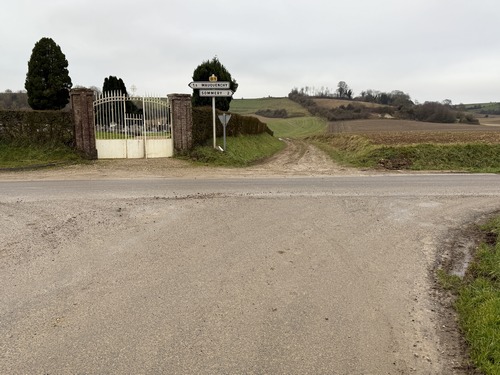 Je vais continuer en face, le long du cimetière, pour rejoindre Liffremont.