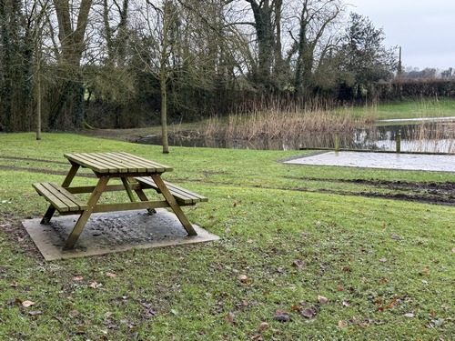 Petit aller-retour jusqu'au centre de Liffremont pour profiter de la table de pique-nique et de la mare.