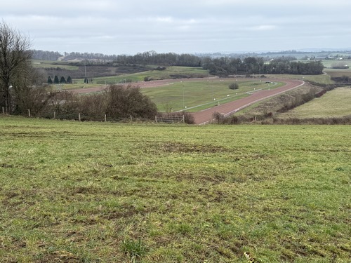 Après le bois, la vue se dégage sur l'hippodrome de Mauquenchy