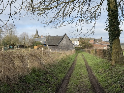 Je termine le circuit par l'impasse de la Forge, on peut déjà voir la flèche de l'église de Mauquenchy.