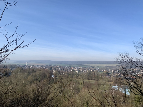 Romilly-sur-Andelle et la vallée de l'Andelle vues du bois de la Mouquillonne.