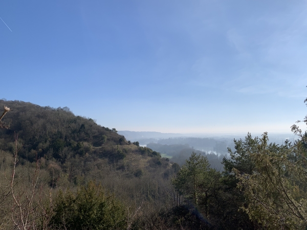 Le GR2 avance en balcon au-dessus de la vallée de la Seine et nous offre son premier panorama.
