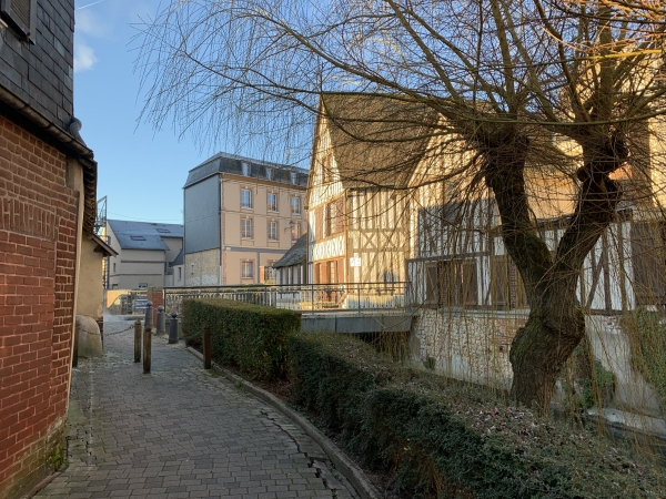 Bernay. Dès le départ, nous sommes charmés par la rue des Près et ses maisons les pieds dans la Charentonne.