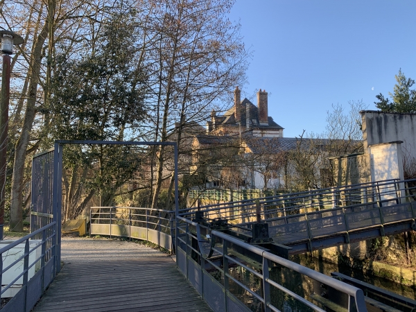 La passerelle à droite va nous permettre de traverser l'Abbaye.