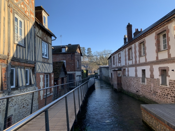 Nous traversons le centre historique de Bernay en remontant vers le nord. Ici, nous passons le Cosnier.