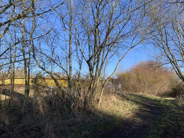 Nous passons la D438 sur une passerelle.