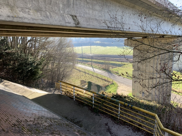 Cette fois-ci, nous traversons la D438 par dessous.