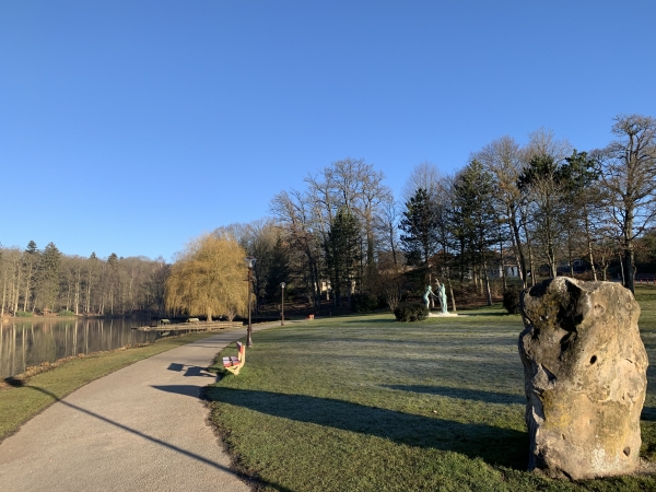 Nous sommes garés sur le parking près des étangs, nous sommes donc plongés immédiatement dans cette atmosphère paisible de bord de lac avec ses canards, ses oies et autres cygnes. L'atmosphère est d'autant plus calme qu'il n'y a que nous sur ces berges en ce matin de février.