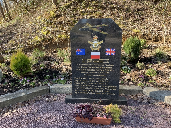Stèle en l'honneur de l'équipage du Halifax HD-R de la Royal Australian Air Force abattu ici en 1944.