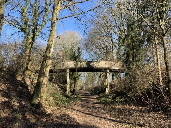 Retour sur l'ancienne voie ferrée de Charleval-Serqueux. La passerelle agricole en face de nous semble en bien mauvais état, nous passons rapidement.