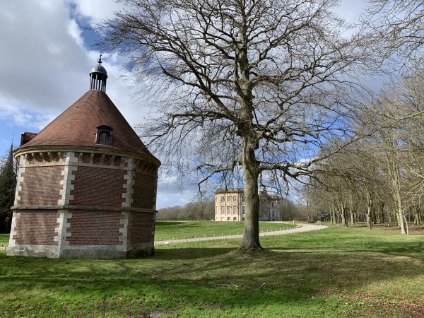 Peu après notre départ du parking de la salle Anquetil, nous longeons le château de Belbeuf (XVIIIè s.) et son colombier polygonal (XVIè s.)