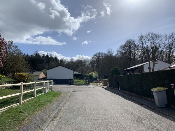 Après avoir traversé le Clos Collet, nous entrons en forêt par l'Allée des Châtaigniers.