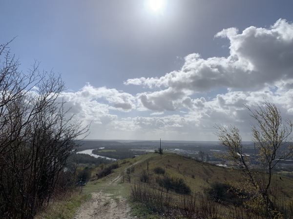 Nous arrivons au sommet des coteaux Saint-Adrien. C'est impressionnant, nous savons que les falaises sont proches, mais aucun danger lorsqu'on reste sur le chemin.