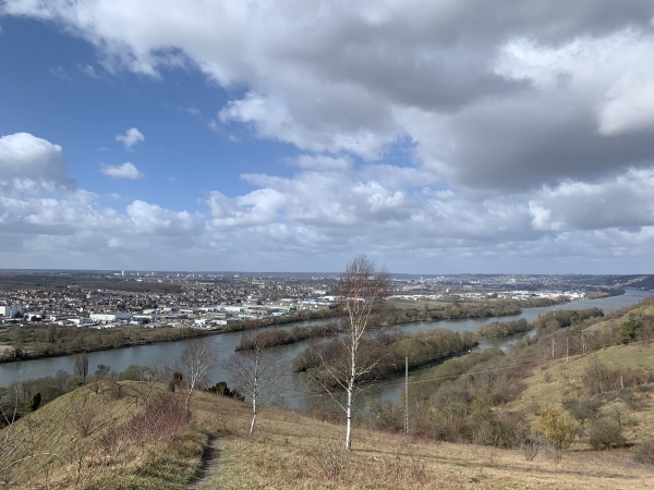 Panorama du sommet des coteaux Saint-Adrien. La vue est époustouflante.