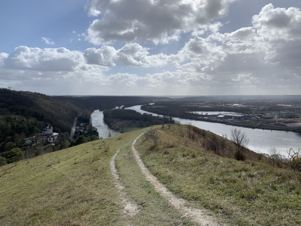 Panorama du sommet des coteaux Saint-Adrien. On a parfois l'impression que le chemin nous mène droit dans le vide.