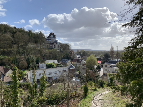 Nous suivons le GR2 en descente vers le bourg de Saint-Adrien.