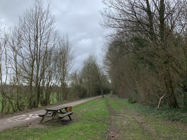 Nous quittons la Voie Verte pour rejoindre le Chemin de la Reine Blanche.