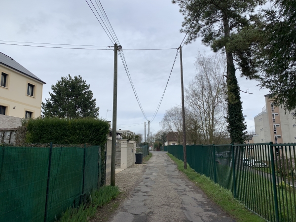 Entrée dans Gisors par la route de la Croix Blanche.