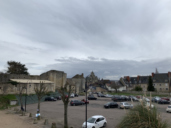 Vue de l'entrée du Château de Gisors depuis l'escalier du chemin du talus. Le château est bâti sur une motte castrale, avec un donjon circulaire et une enceinte flanquée de 8 tours, protégés par un large fossé.