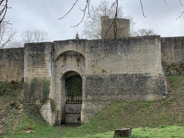 Ancienne entrée nord du château de Gisors. Ce château a accueilli des prisonniers célèbres comme le Grand-Maître de l'ordre du Temple Jacques de Molay.