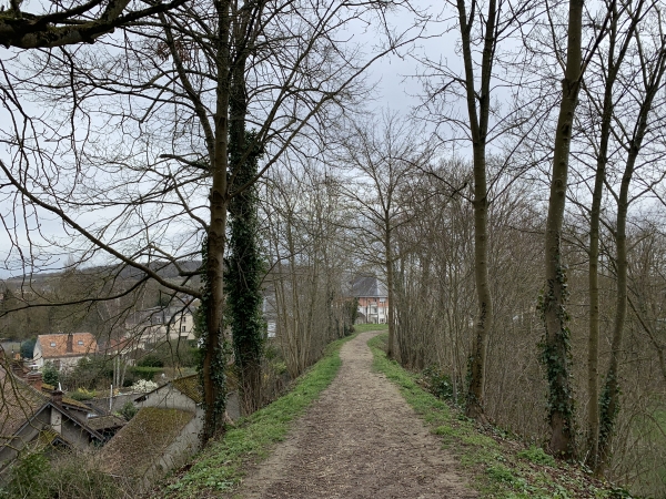 Le chemin du talus domine le fossé autour du château de Gisors.