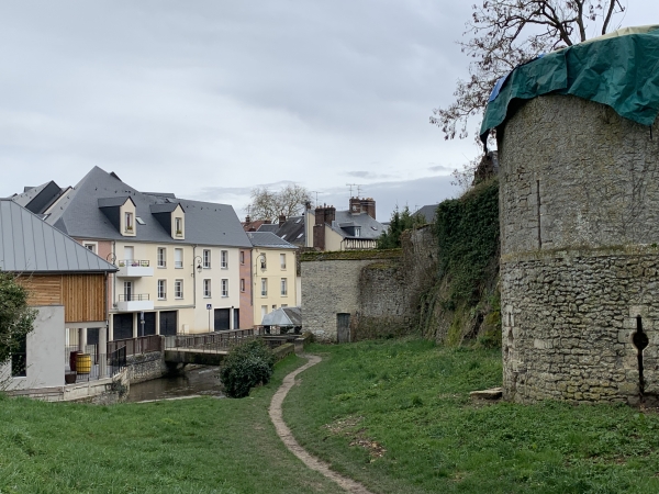 Le chemin du talus redescend vers la rue des Argillières.