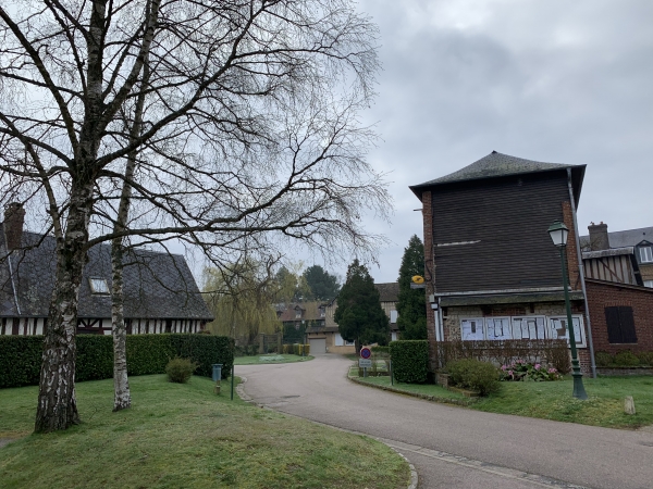 La Saussaye, sortie du parking et entrée sur la Place du Cloitre.
