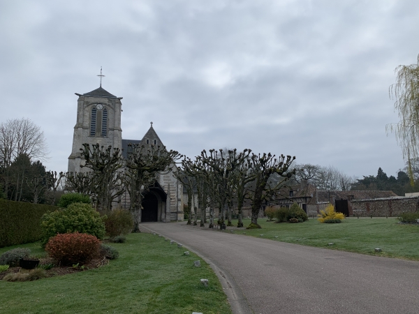La Saussaye, place du Cloitre et église Saint-Martin.