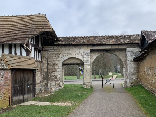 La Saussaye, la Porte des Chanoines.