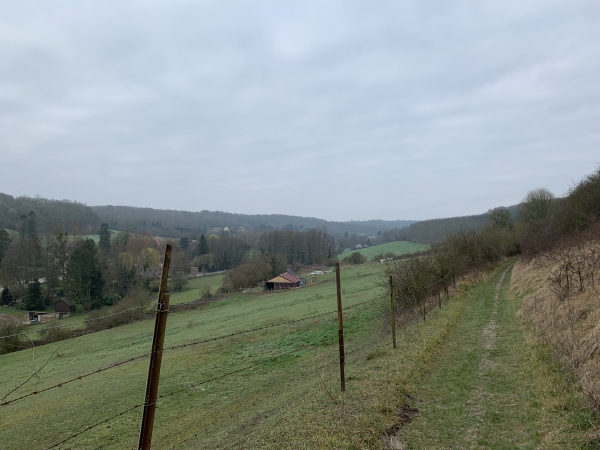 La Côte Blanche, chemin des Pâtures. Regard arrière sur la vallée de l'Oison.