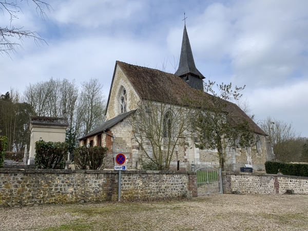 L'église Saint-Jean-Baptiste du Bec-Thomas est excentrée et se trouve au pied du château. L'église et son cimetière sont classés.