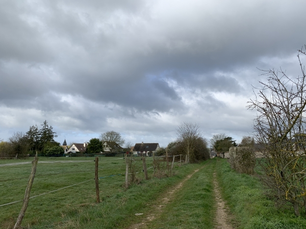 Peu après le départ du parking, nous suivons le chemin qui nous conduit à l'ancienne voie romaine. Regard arrière sur Gauville-la-Campagne.