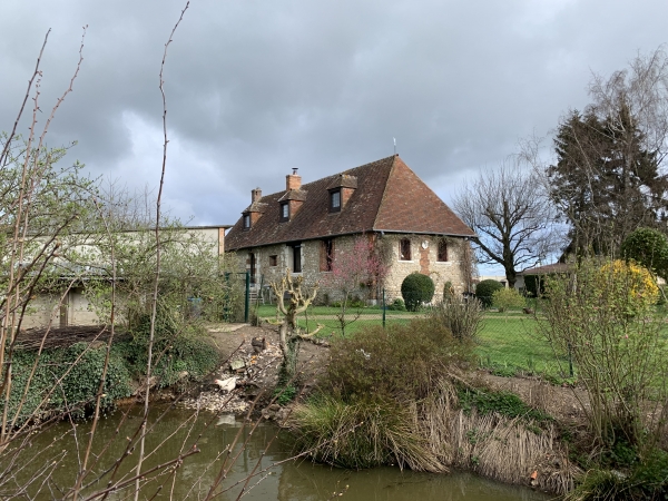 Traversée d'Aviron, la rue du Bourg.