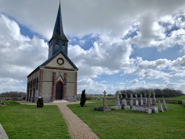 Eglise Saint-Aubin du Mesnil-Fuguet. Elle a été construite au XIXè siècle, excentrée du bourg, mais sur l'emplacement de l'ancienne église détruite à la révolution.