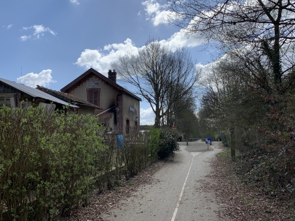 Ancienne gare de Gauville le long de la voie Evreux-Honfleur.