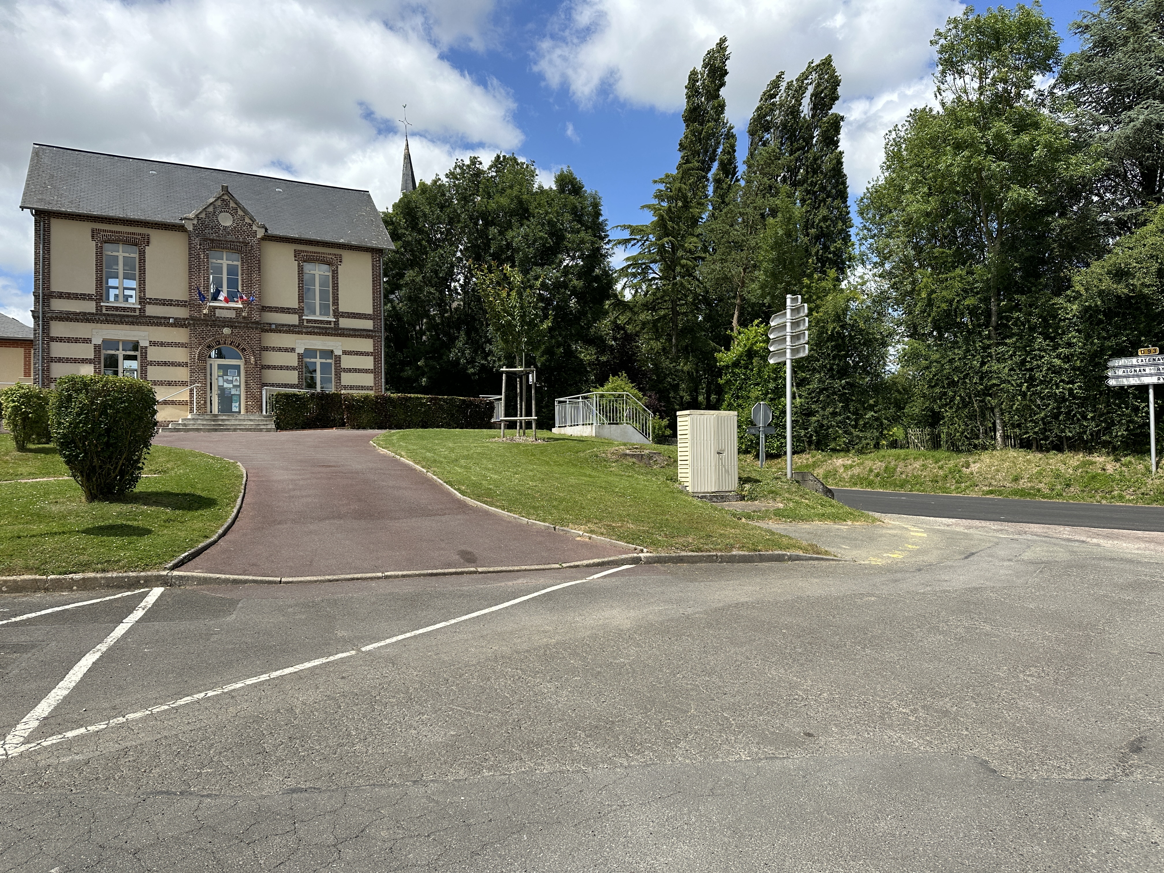 Nous partons du parking de l'école, près de la mairie de Boissay, et prenons la direction de l'est.