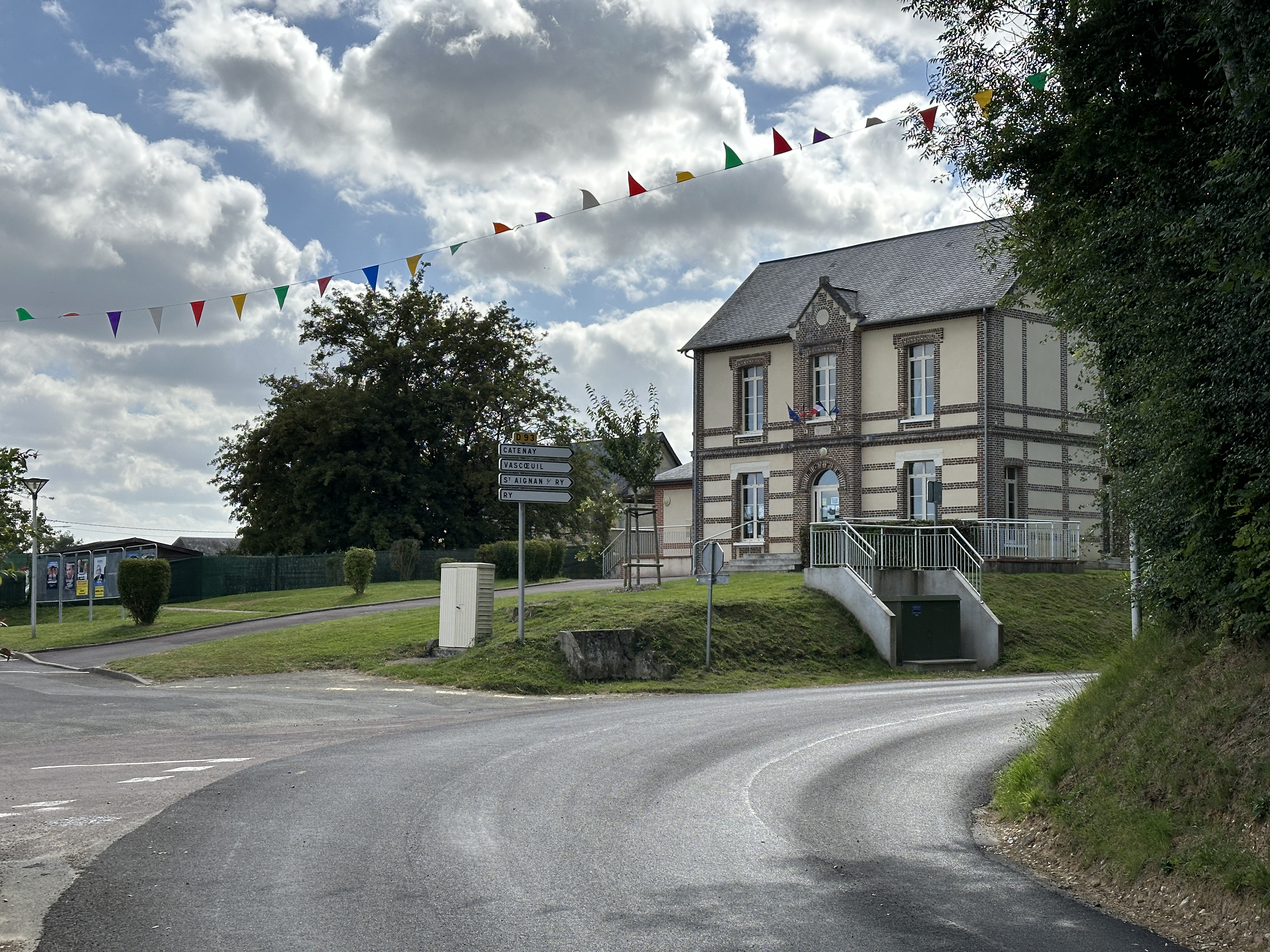 Nous retrouvons la mairie de Boissay.