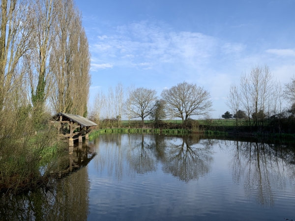 Mare de Troquetil avec son lavoir à crémaillère restauré.