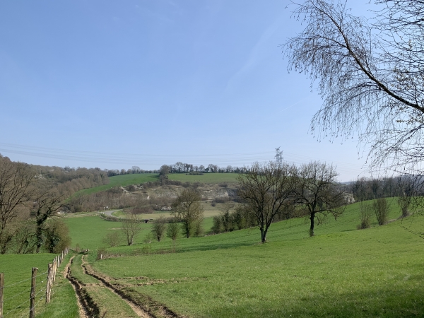 Chemin de La Planche, regard arrière sur le Fond de l'Ormelet et la colline des Mazis.