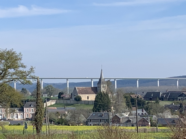 Fontaine-la-Soret et son église Saint-Martin. On distingue derrière le Viaduc de la Risle de l'A28.