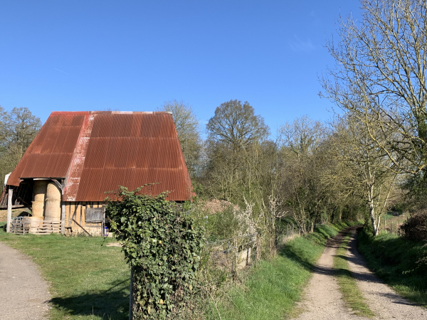 La Volardière. Dans les bois il nous faudra tourner vers l'est en direction de la Cogissière.