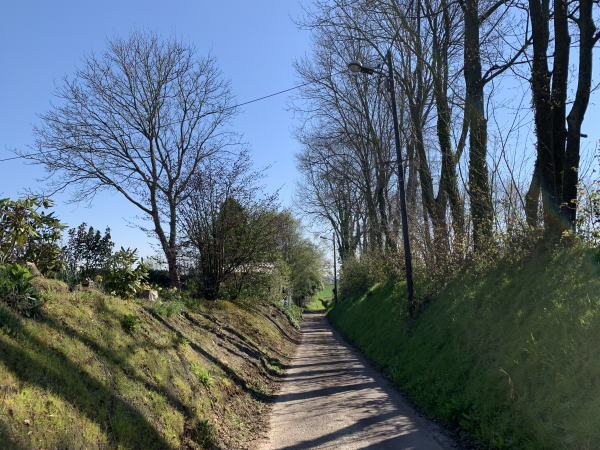 Nous sortons des Trois-Pierres par le chemin de la Petite-Mare.