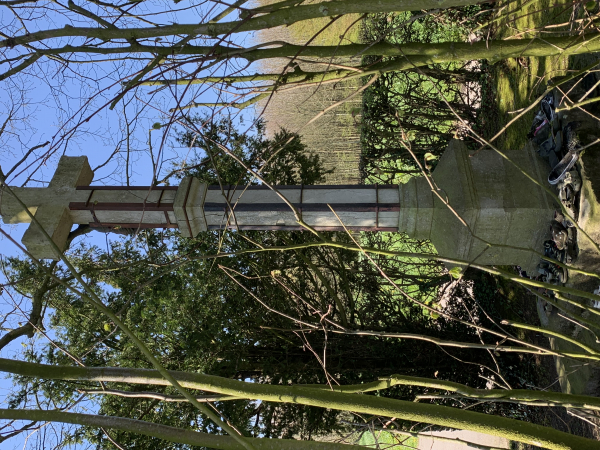 St-Gilles-de-la-Neuville, le pied du calvaire est recouvert de chaussures d'enfants.